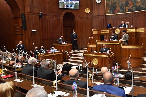 شاهد .. مميزات قانون العمل الجديد بعدموافقة الشيوخ عليه