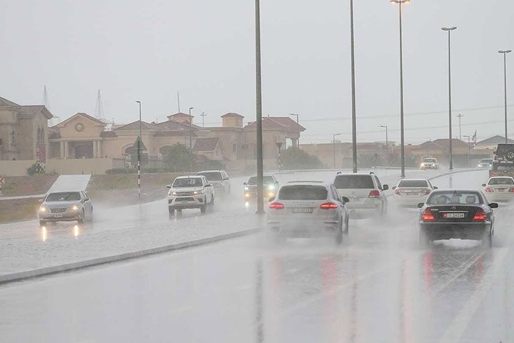 السيول تتسبب في إغلاق طريقي