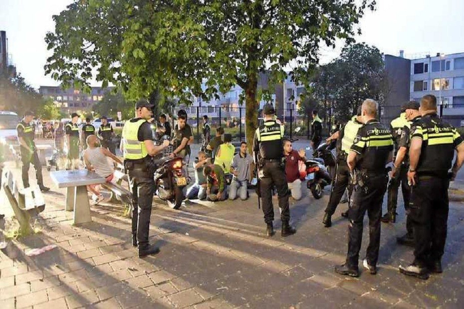 اعتقال 30 شخصًا في أمستردام خلال تظاهرة ضد قيود كورونا