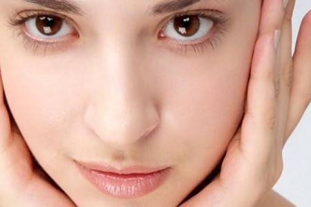 طبيعيًا وطبيًا.. وصفات ونصائح لتبييض البشرة