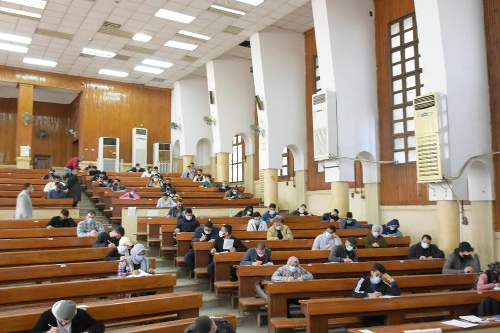 ماذا يفعل الطلاب في امتحانات الجامعات حال حدوث تلف في ورق الإجابات؟