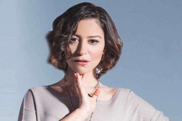 منة شلبي تحرر محضرا ضد ممرضتين بسبب والدتها.. فما القصة؟