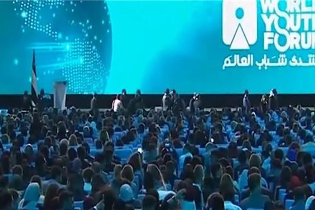 شاهد .. المشاركون فى منتدى شباب العالم يرفعون أعلام بلادهم بالقاعة الرئيسية