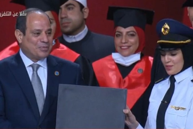 شاهد .. السيسي يكرم عدد من المتدربين بالأكاديمية الوطنية للتدريب