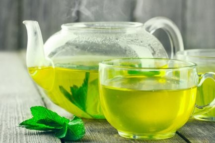 أبرزهم الشاي الأخضر.. 11 مشروبًا لعلاج التهاب الحلق
