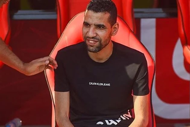 مؤمن زكريا يستعد للسفر إلى إنجلترا لاستكمال علاجه