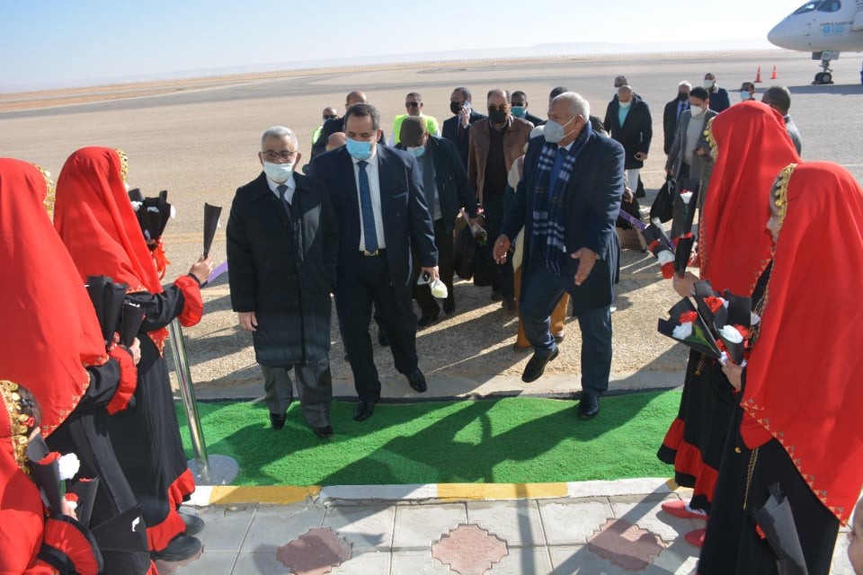 مطار الخارجة بالوادي الجديد يستقبل أولى رحلات مصر للطيران