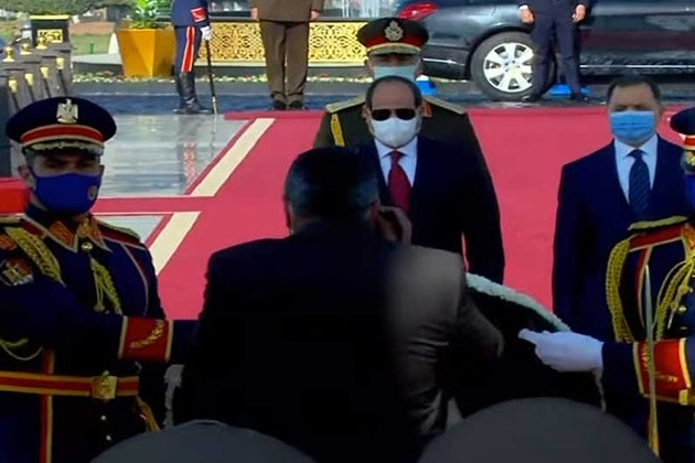 السيسي يضع إكليل الزهور على قبر الجندي المجهول لشهداء الشرطة