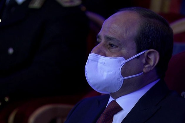 شاهد .. بكاء السيسي خلال الاستماع إلى أبناء الشهداء باحتفالية عيد الشرطة ال ٧٠