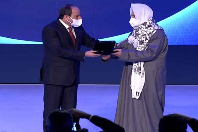 شاهد .. السيسي يكرم أسر الشهداء فى احتفالية عيد الشرطة