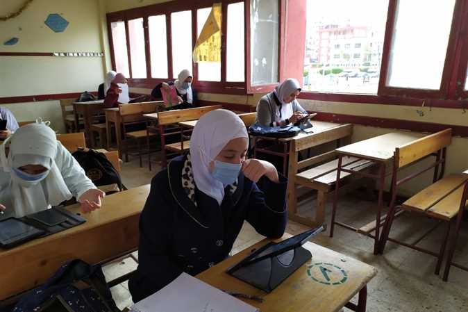 اليوم.. طلاب الصف الأول الثانوي يؤدون امتحان الجغرافيا والكيمياء