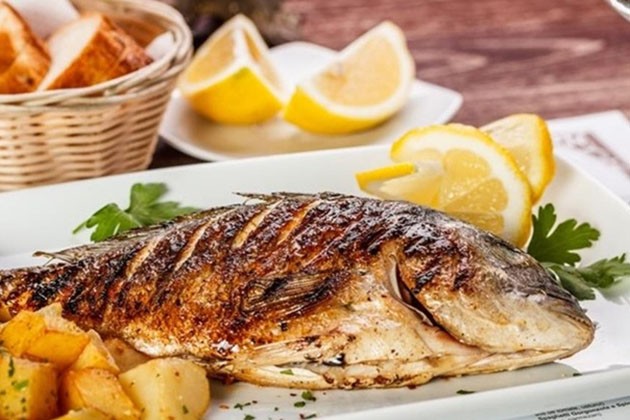 تناول السمك باستمرار يعزز الصحة