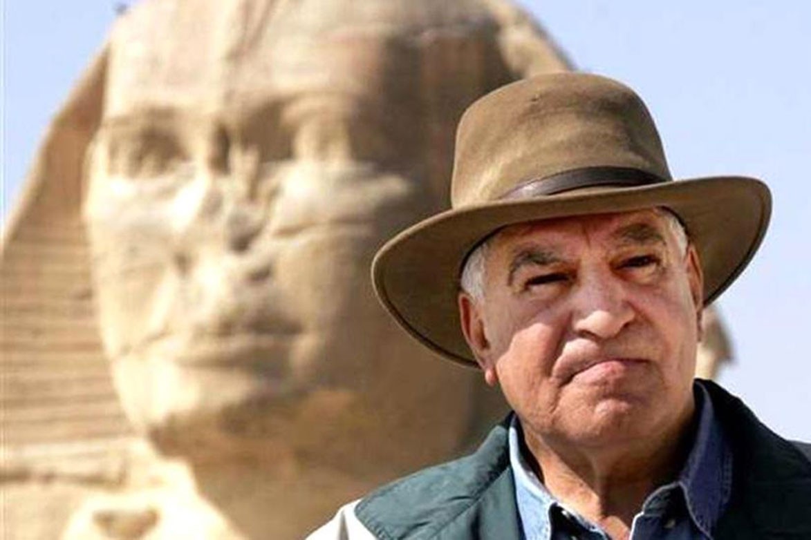 زاهي حواس يطرح كتاب