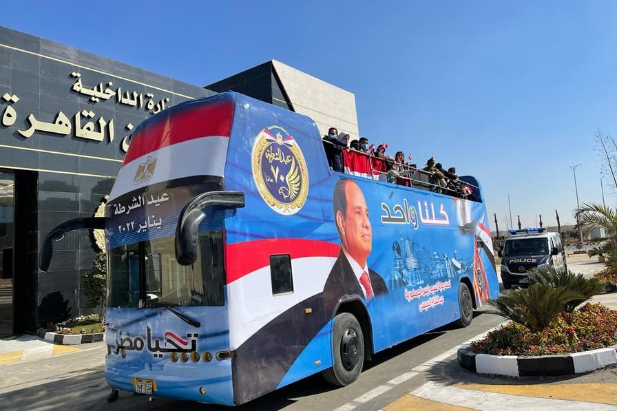 بالصور... أمن القاهرة يوزع الهدايا بالشوارع والميادين بمشاركة أطفال مبادرة ( قادرون باختلاف )