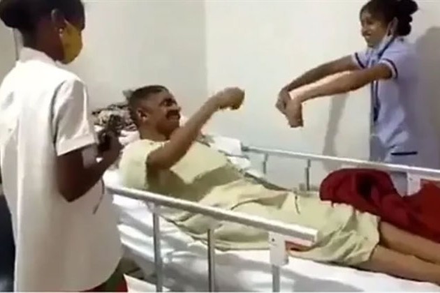 ممرضة تعالج مريض شلل بالرقص