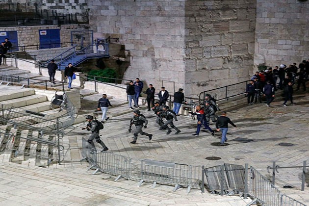 شاهد.. في القدس : مواجهات بكرات الثلج بين فلسطينيين والشرطة الإسرائيلية