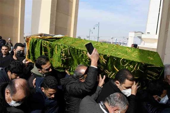 شاهد.. خروج جثمان ياسر رزق من مسجد المشير بعد صلاة الجنازة