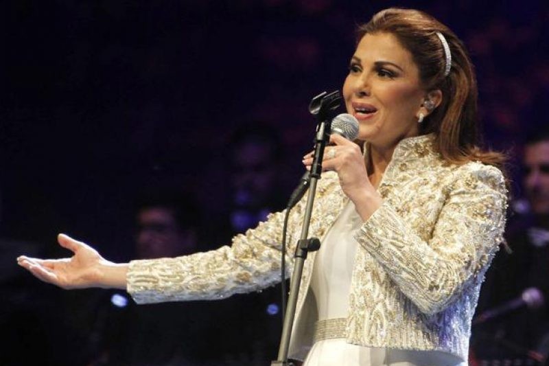 شاهد.. بالرقص والغناء : استقبال خاص للفنانة ماجدة الرومي بمطار العلا