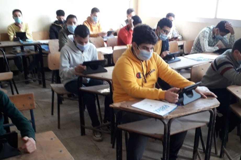 طلاب الصف الثاني الثانوي يؤدون امتحانات الجبر والأحياء والفلسفة والمنطق