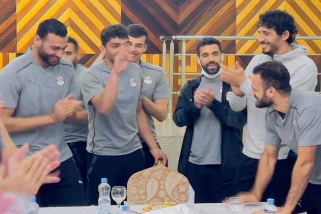 بعثة المنتخب تحتفل بعيد ميلاد