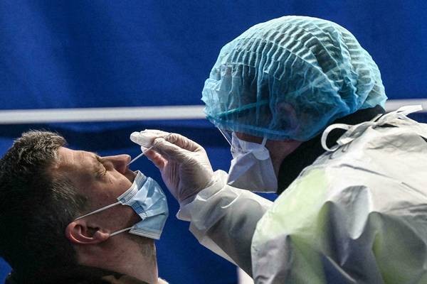 شاهد.. عضو بالمحافظين البريطاني: كورونا بدأ في الانكماش