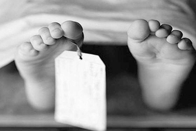 دفن جثة طفلة سقطت من أعلى منزلها بمركز جهينة