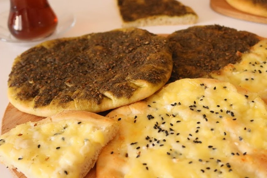 مناقيش الزعتر والجبنة على الطريقة السورية