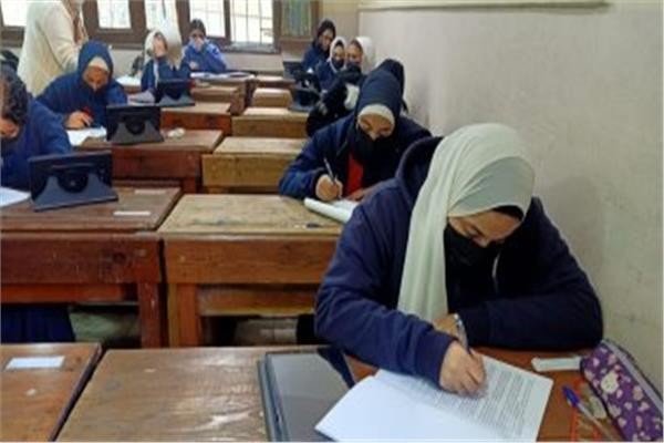اليوم.. طلاب ثانية ثانوي يختتمون امتحانات نصف العام