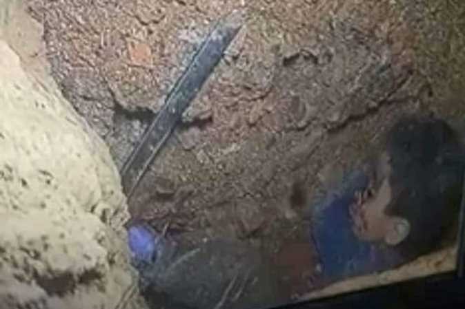  شاهد.. هكذا يتم إرسال المياه والأوكسجين للطفل المغربي ريان بعد سقوطه في بئر عمقه 32 متر