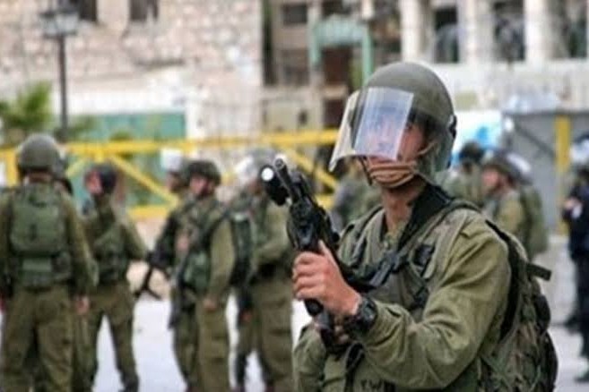 شاهد .. الاحتلال يطلق قنابل الغاز والرصاص الحي على مسيرة مناهضة للاستيطان في نابلس