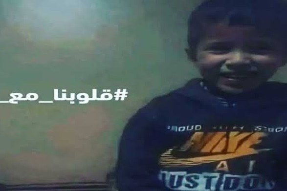 شاهد.. توقف أعمال الحفر بعد إنهيار الجدار الملاصق لفتحة البئر التي يقبع فيها الطفل ريان