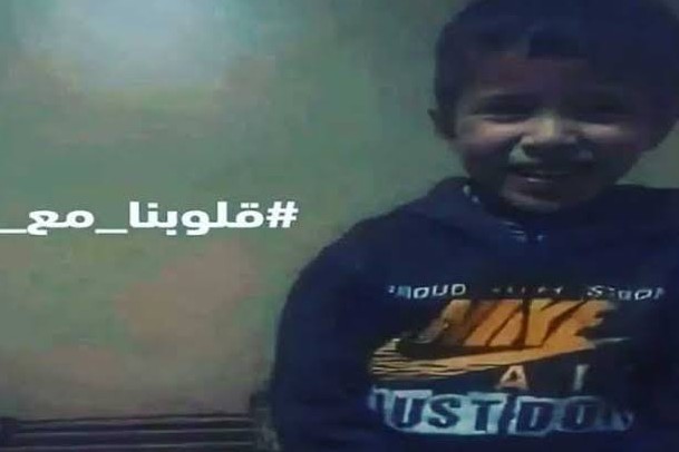 شاهد .. بعد الاقتراب منه الأجهزة الطبية تصل إلى مكان الحفريات لانتشال الطفل ريان