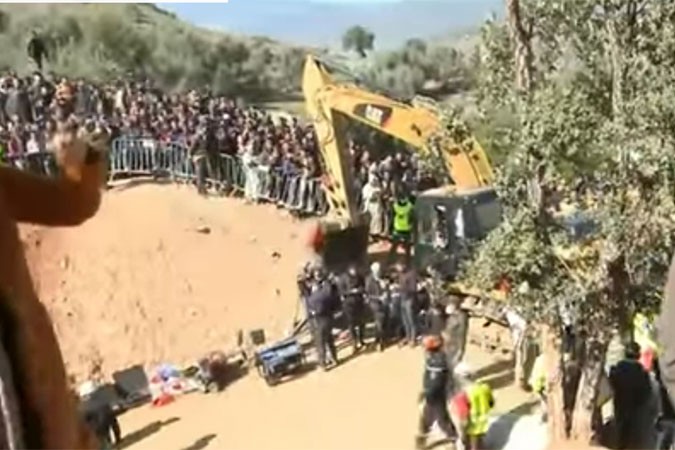 شاهد.. لحظة خروج المسؤول عن حفر بئر الطفل ريان والجماهير تصرخ فرحا