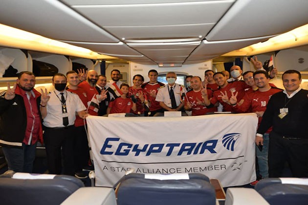 بعلم مصر وقميص المنتخب الوطني ... انطلاق الجسر الجوي لمصرللطيران الي الكاميرون