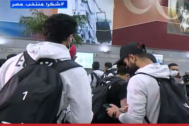 شاهد.. الحزن يخيم على لاعبي المنتخب في مطار القاهرة