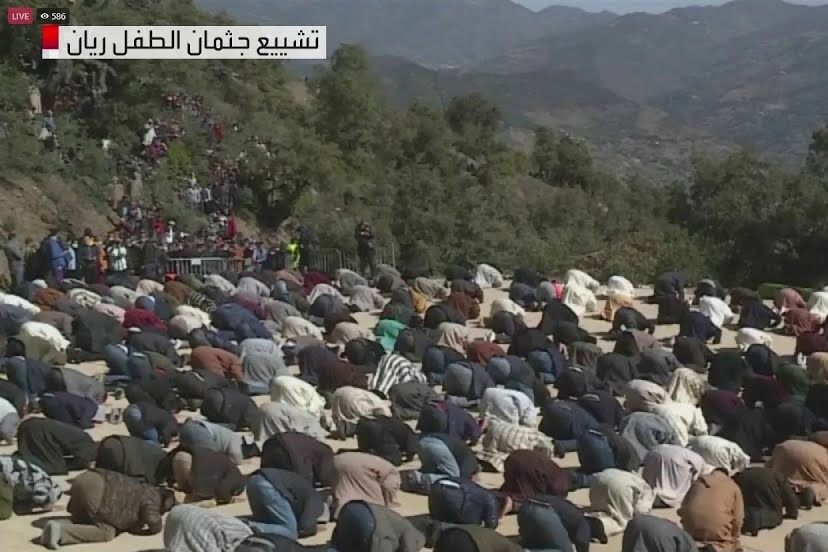 شاهد.. أهالي قرية ريان يؤدون صلاة الجنازة على الطفل