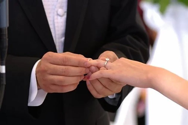 عروس تطرد شقيقة زوجها من حفل زفافها.. ما السبب؟