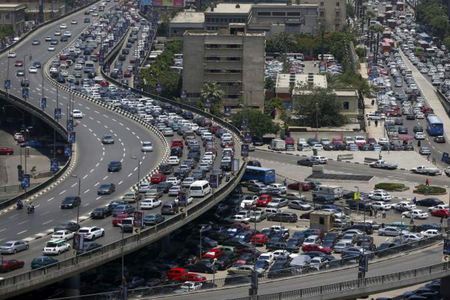 الحالة المرورية بالطرق الرئيسية في القاهرة والجيزة