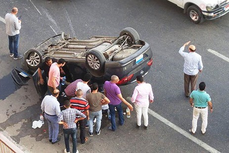 انقلاب سيارة أعلى صحراوي الصف وإصابة 4 أشخاص