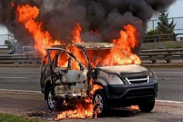 حارس يشعل النار في سيارة مواطن رفض دفع مبالغ مالية له بالسلام