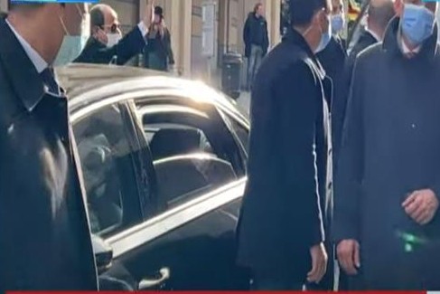 شاهد .. استقبال بالأعلام المصرية .. لحظة وصول السيسي إلى مقر إقامته ببروكسل لحضور القمة الأفريقية الأوروبية