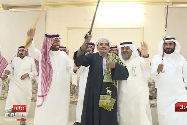 شاهد كيف احتفل السعوديين بمعلمهم
