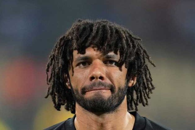 محمد الننى يشاهد فوز أرسنال على برينتفورد من على مقاعد البدلاء