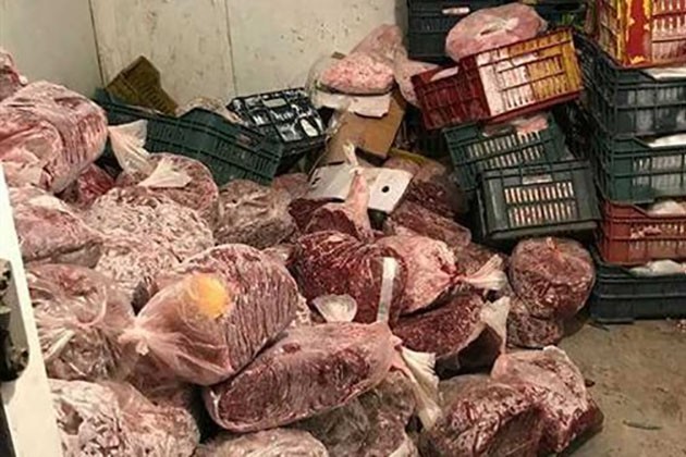 العثور على 3 أطنان لحوم فاسدة داخل مطعم بالقاهرة