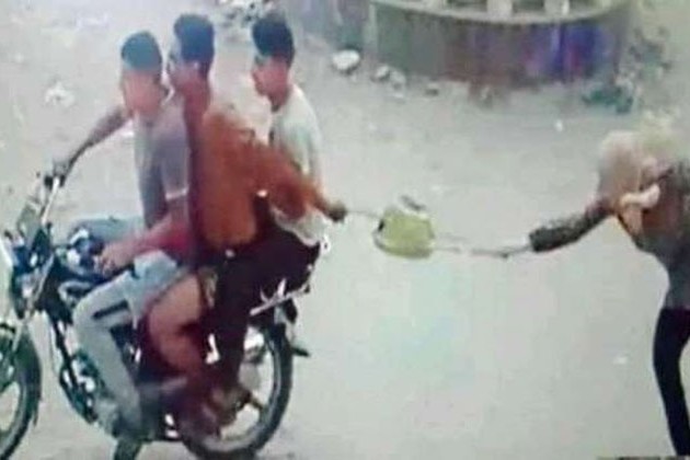 أصابة سيدة بعد قيام لصين بسحلها أثناء سرقة حقيبته ب15 مايو