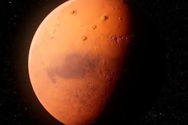العثور على قطع غريبة أعلى سطح المريخ