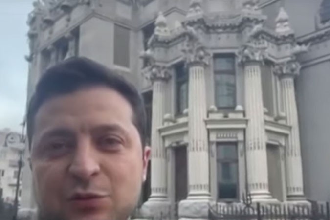 شاهد .. من أمام مكتبه رئيس أوكرانيا يدعو الشعب لمواصلة القتال