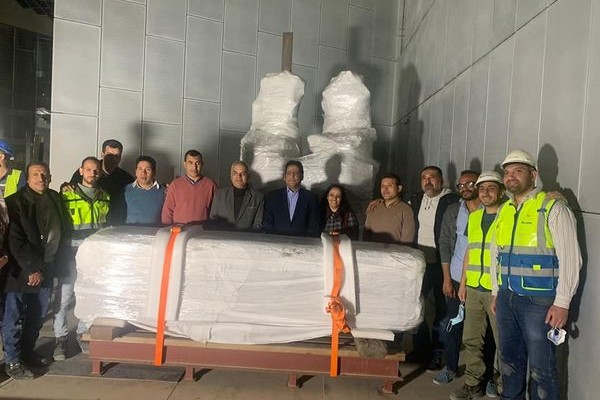 المتحف المصري الكبير يستقبل 13 قطعة أثرية ضخمة