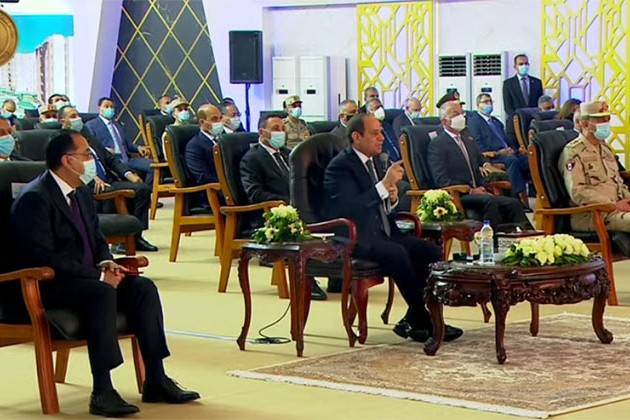 شاهد .. السيسى لوزير الإسكان: