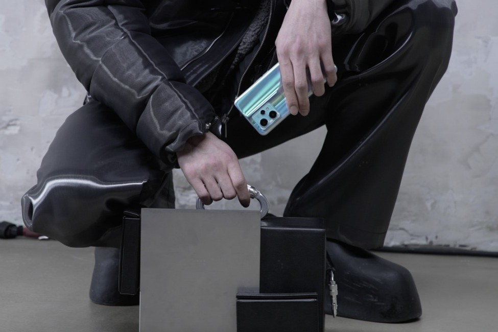 realme Debuts at Paris Fashion Week, a Smartphone Brand is Leading the New Design Trend with Light Shift Design
